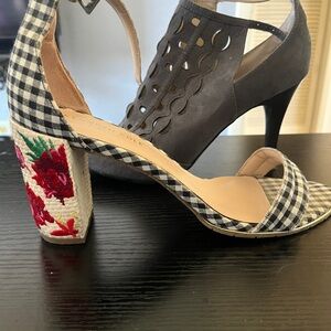 2 for $25. Kenneth Cole sz9M, Adriennne Vittadini sz9.5M, gently worn.